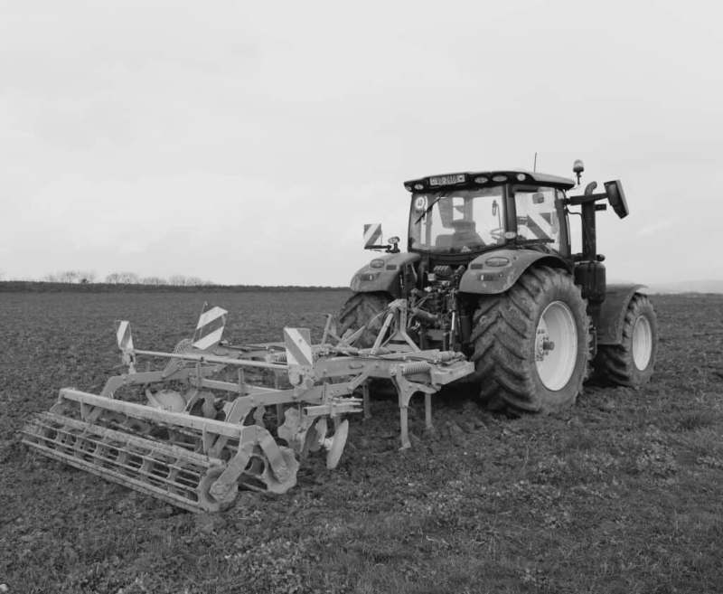 photographie d'un tracteur sur une exploitation agricole ClimaCert
